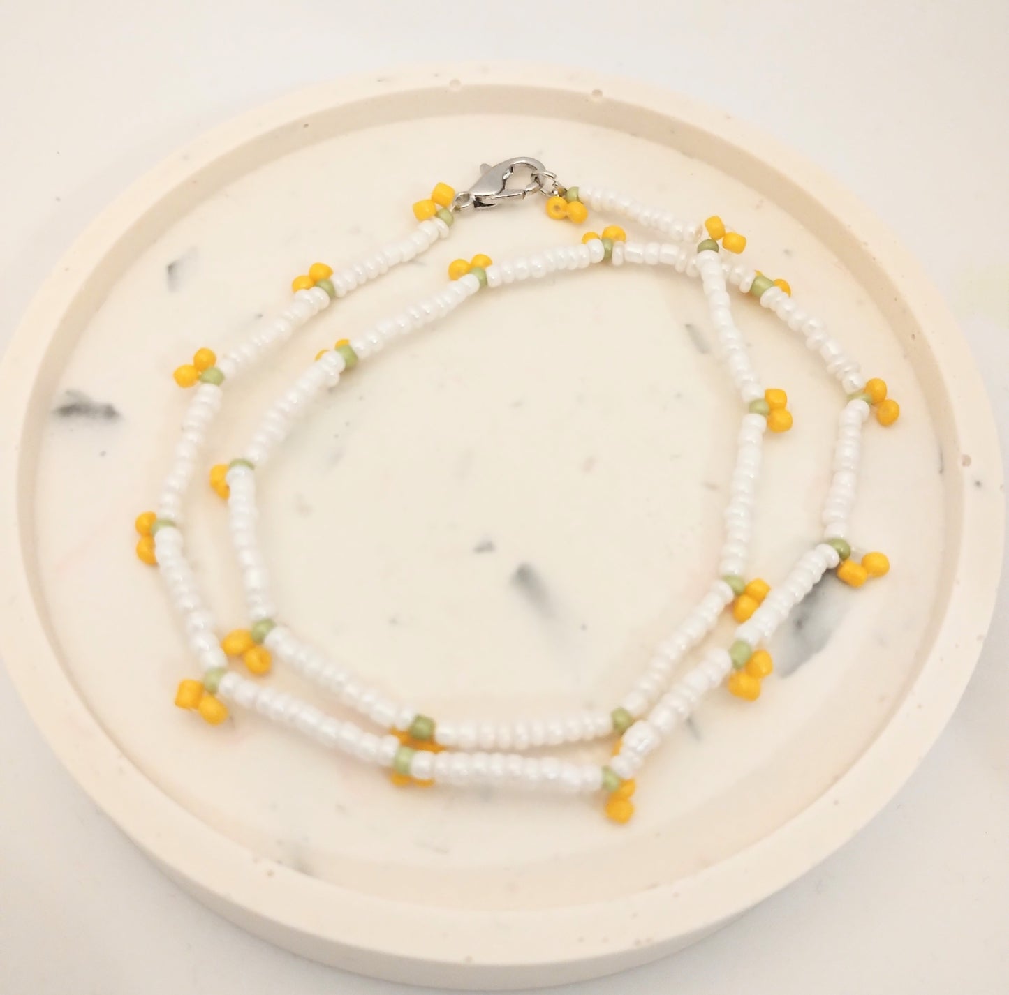 Halskæde hvid/gul jordbær